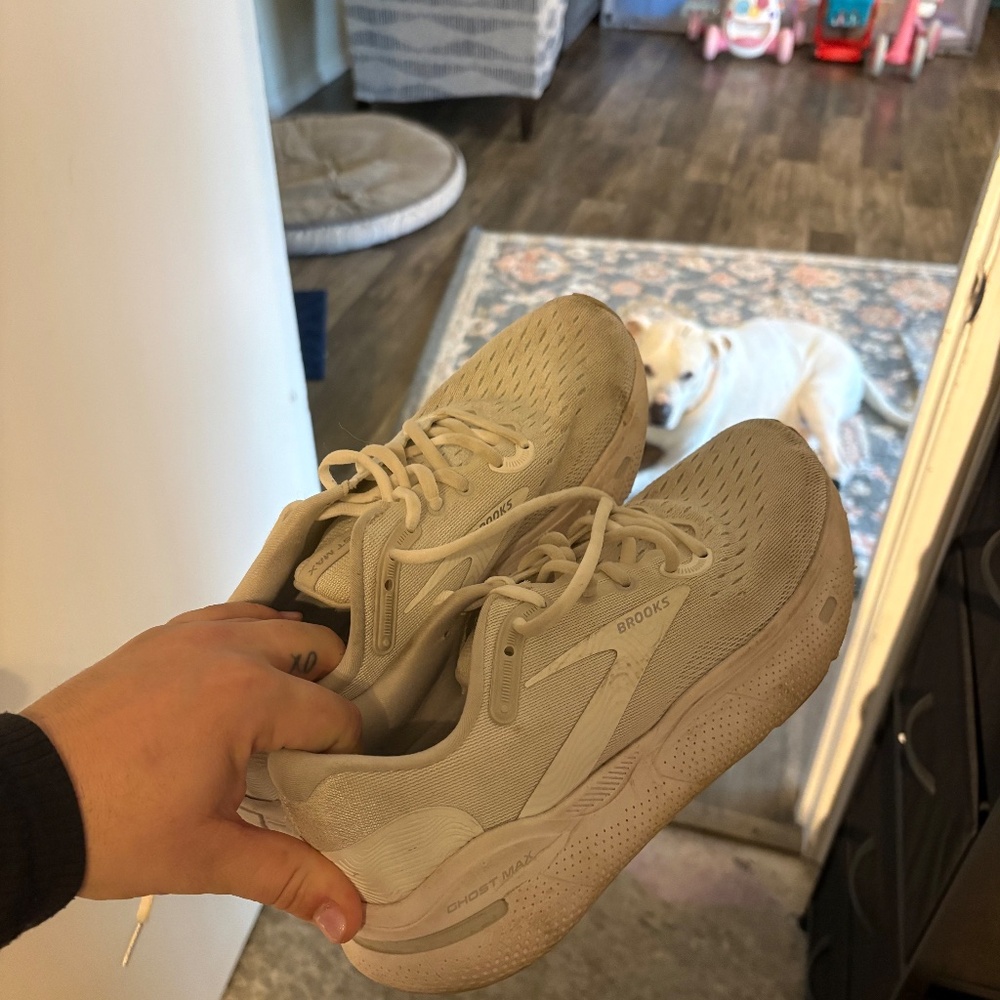 SIZE 8 BROOKS GHOST MAX - image 3